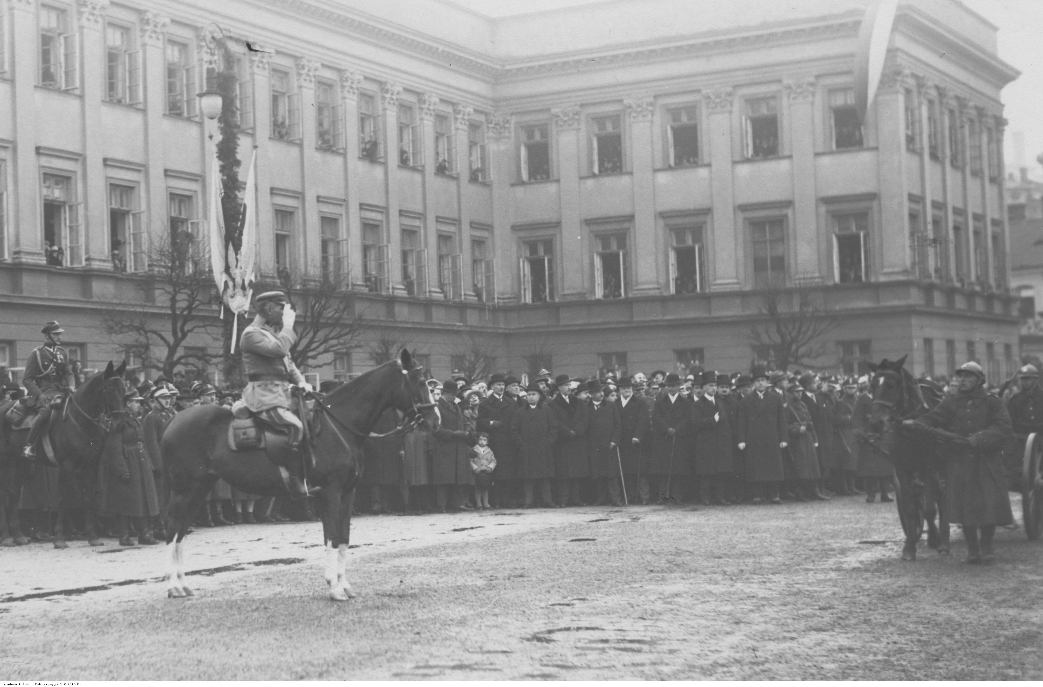 Marszałek Józef Piłsudski na Kasztance przyjmujący defiladę. W głębi członkowie sejmu i senatu