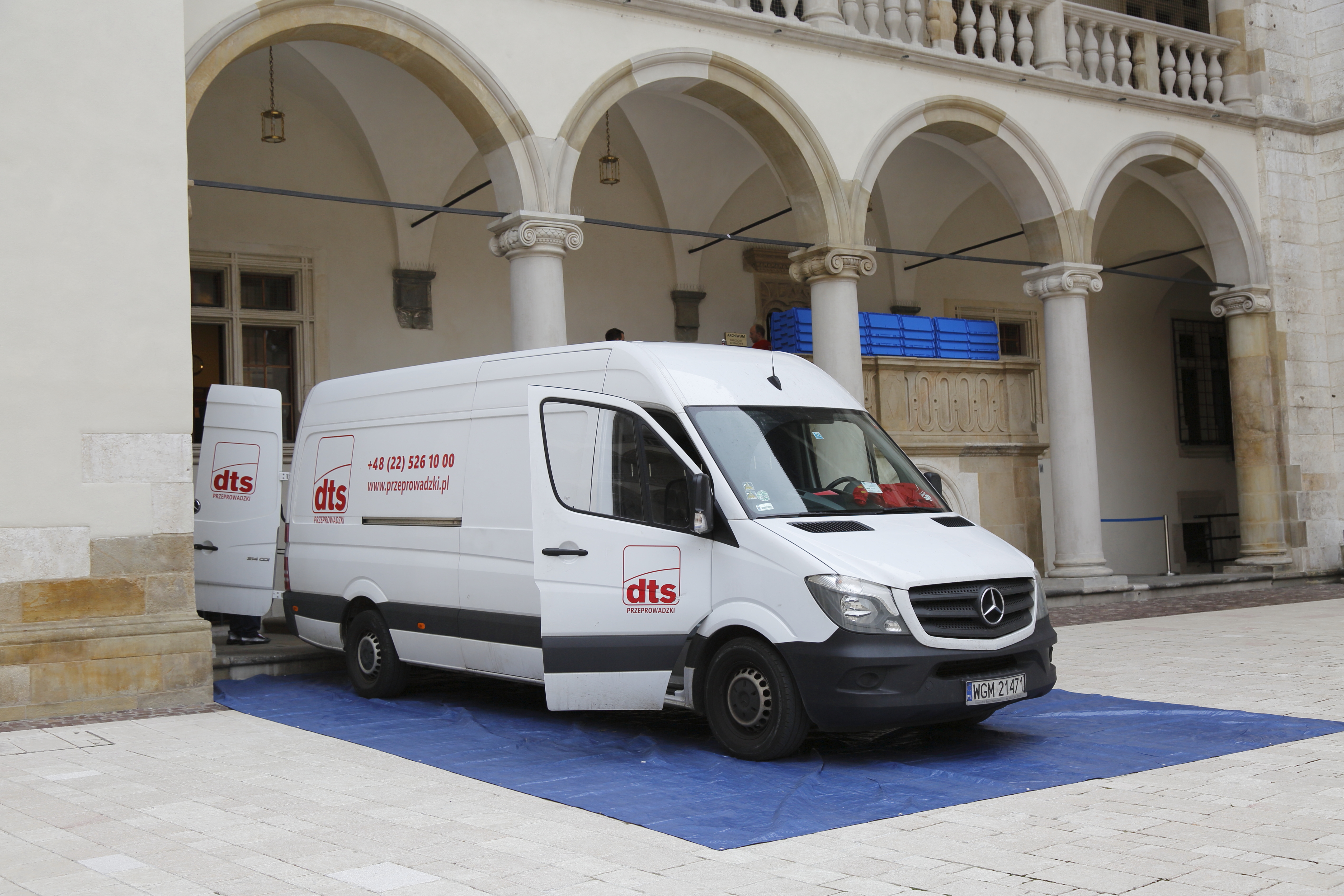Samochód z transportem archiwaliów wyjeżdża z siedziby na Wawelu.