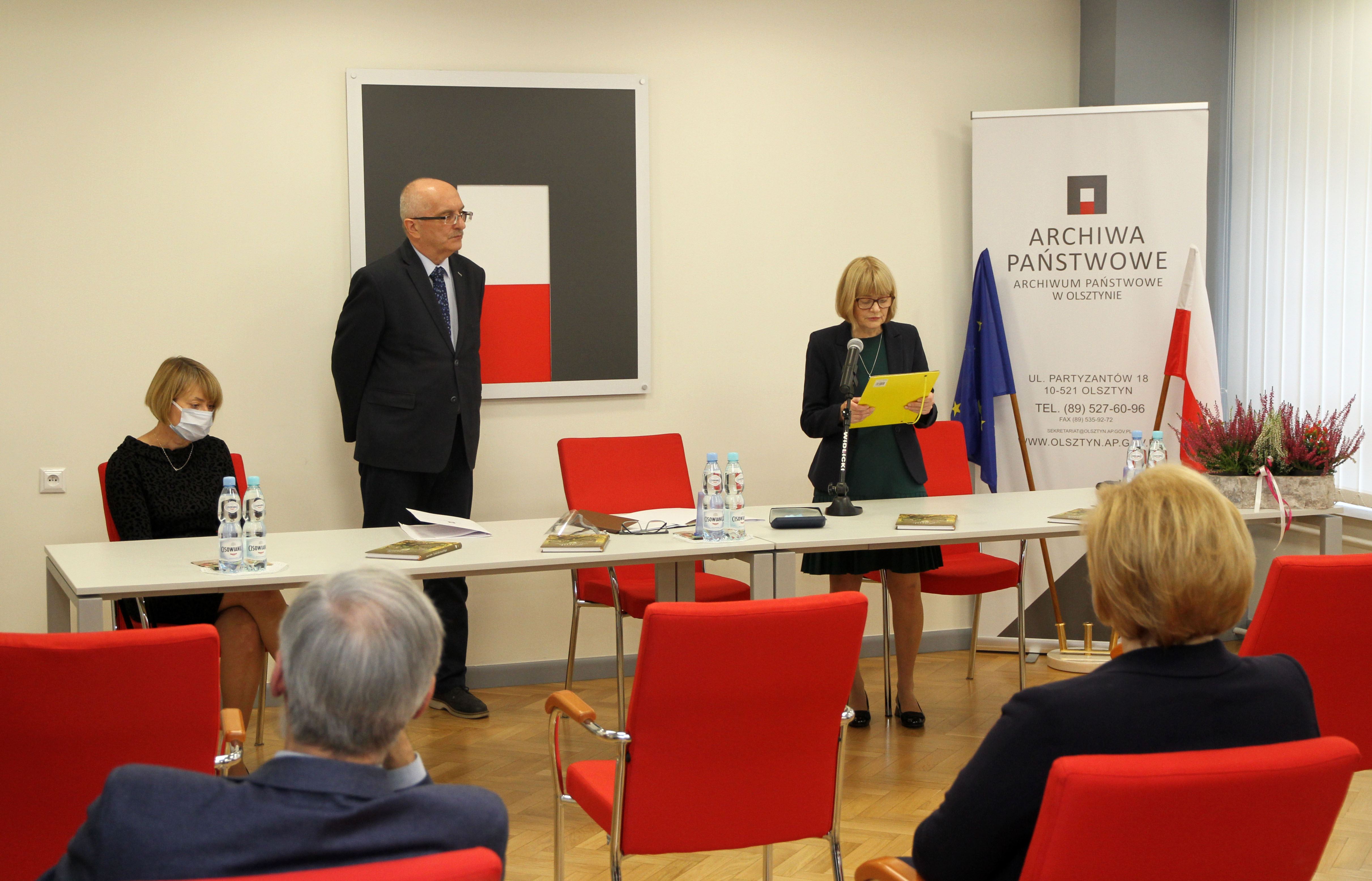 Stół konferencyjny, za stołem Hanna Łowicka i Dorota Małłek oraz dyrektor Archiwum Norbert Kasparek. 