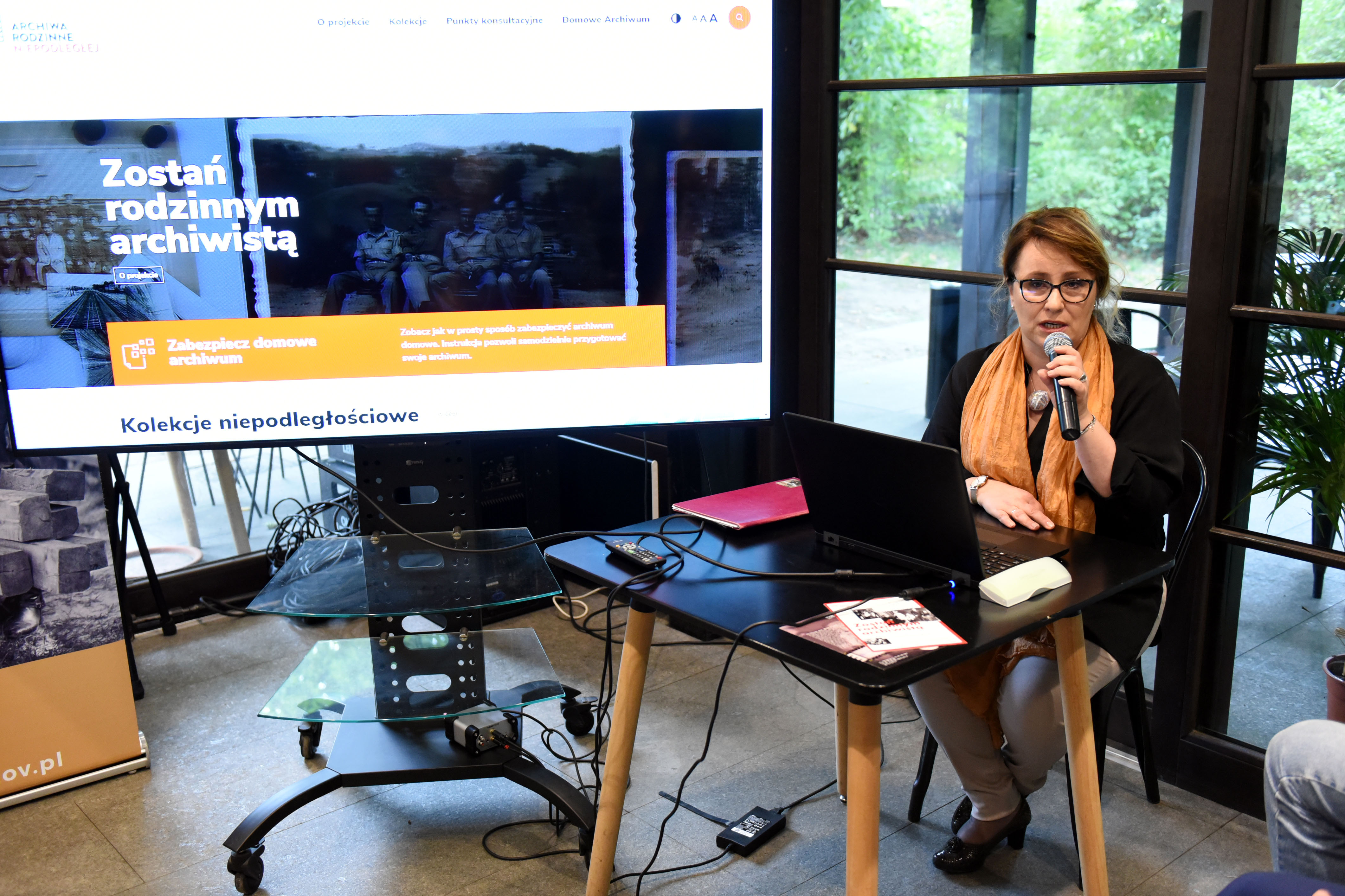 Stronę internetową projektu wyświetlaną na dużym ekranie prezentuje Zastępca Naczelnego Dyrektora Archiwów Państwowych Joanna Chojecka.