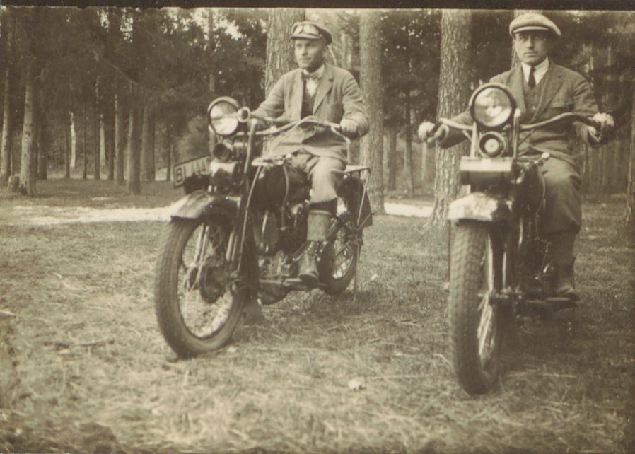 Dwaj mężczyźni na motocyklach. 
