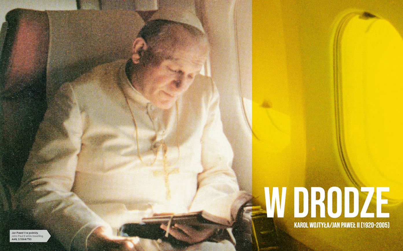 Plansza tytuła wystawy na zdjęciu Jan Paweł II w samolocie
