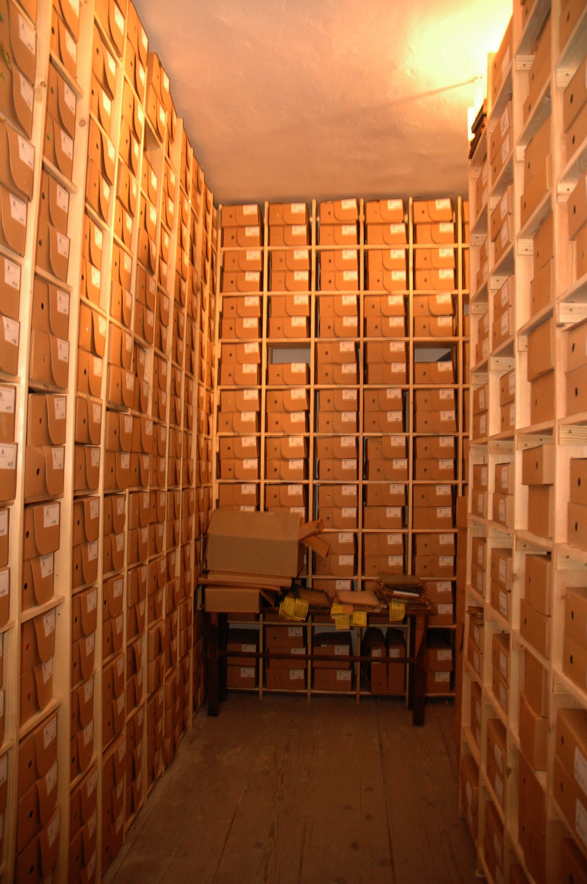 Widok regałów z pudłąmi archiwalnymi. 
