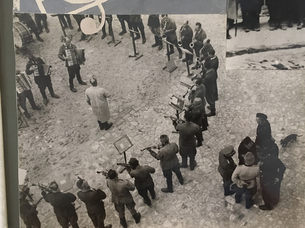 Widok więźniów żydowskich zmuszanych przez Niemców do grania na instrumentach