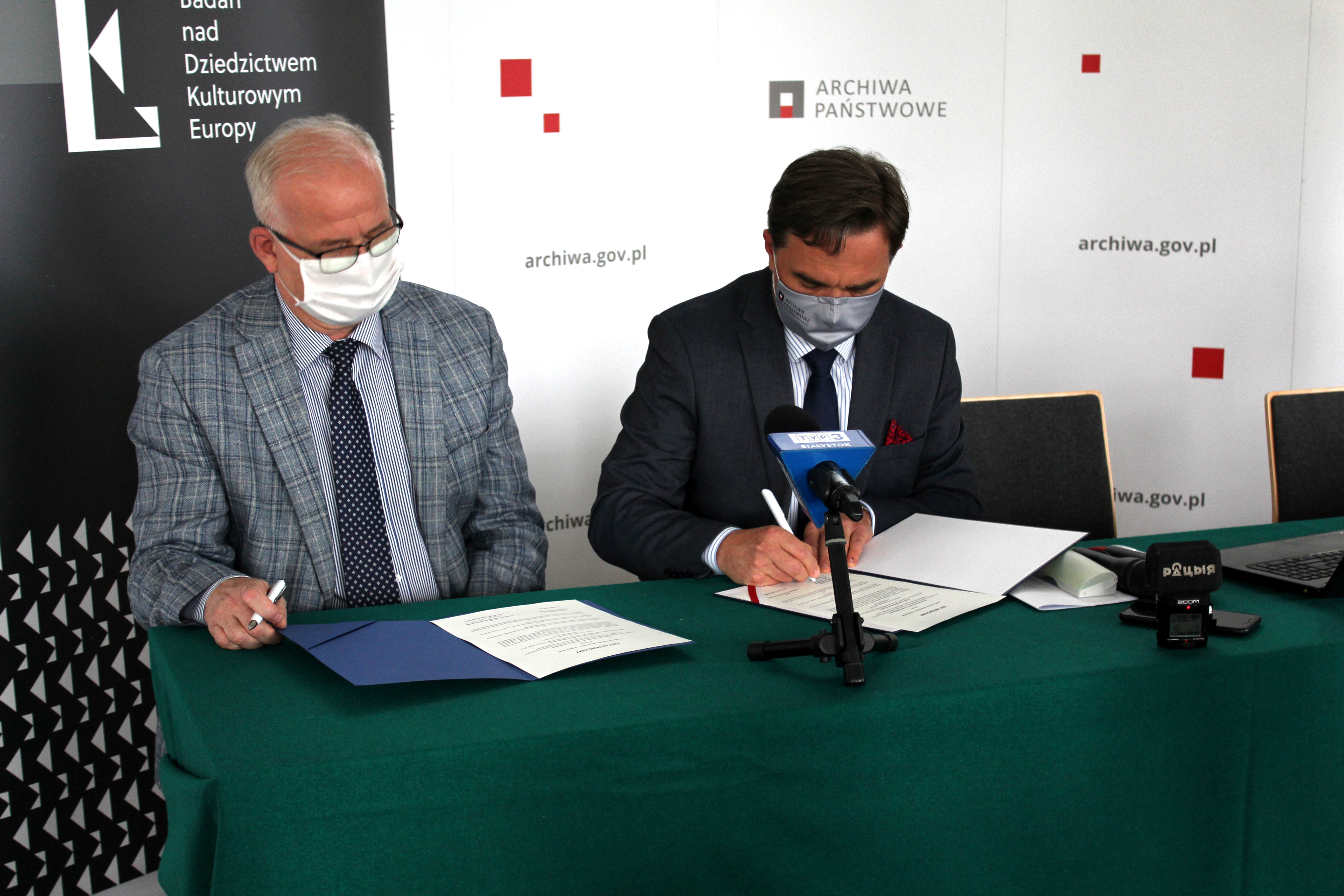 dr Pietrzyk i prof. Mikulski podpisują list intencyjny. 