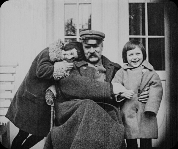 Fotos z filmu, Piłsudski z córkami.