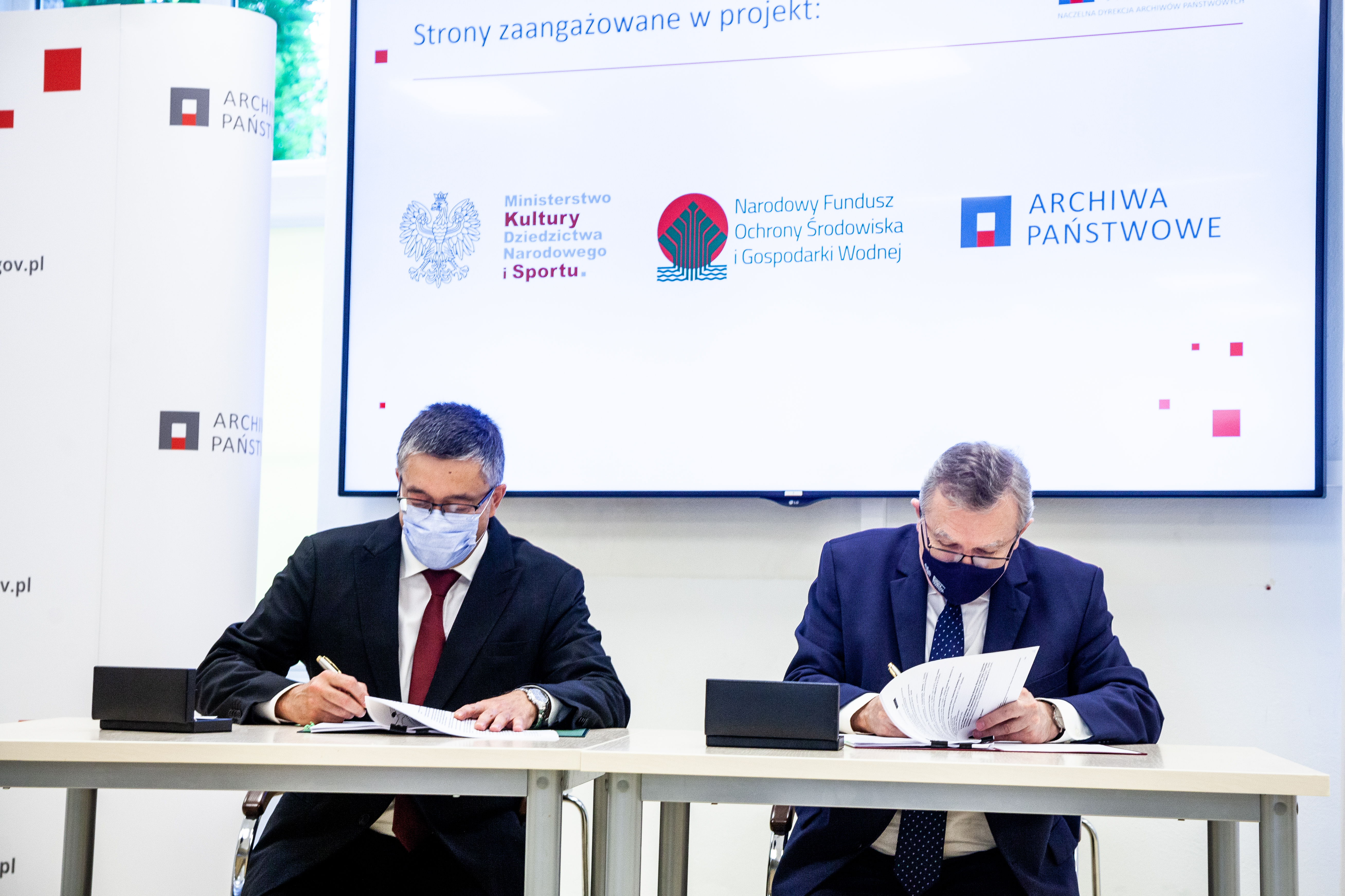 Premier Gliński i prezes Michalski podpisują umowę. 