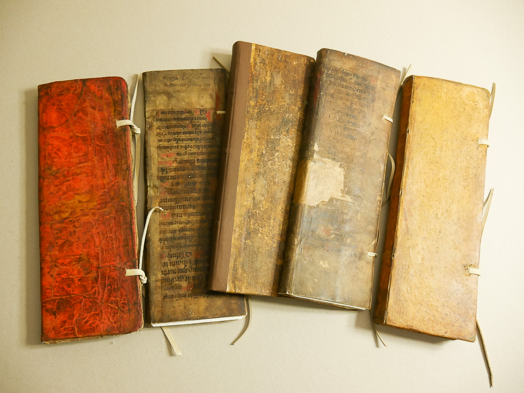 Księgi metrykalne po konserwacji z naprawionymi oprawami.