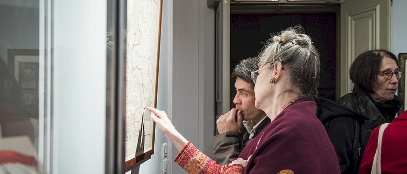 Kobieta i mężczyzna oglądają mapę na wystawie.
