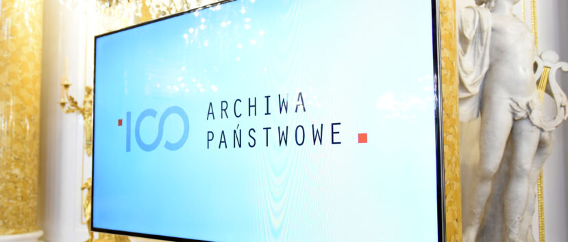 Ekran z logotypem 100 lat Archiwów Państwowych