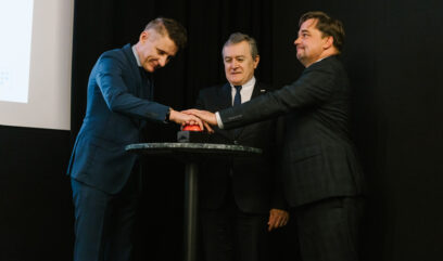 Dyrektor Kałużniak, dyrektor Pietrzyk i premier Gliński wciskają czerwony guzik.