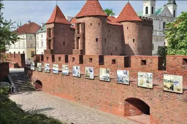 Plansze wystawowe umieszczone na murach Barbakanu w Warszawie