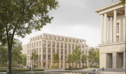 Nowoczesny, wielopiętrowy budynek z wysokimi kolumnami i dużymi oknami stoi na zagospodarowanym placu z drzewami i ławkami. Na pierwszym planie gołębie gromadzą się na szerokim, wybrukowanym terenie w pobliżu starszego budynku z klasycznymi kolumnami i ozdobnymi rzeźbami.