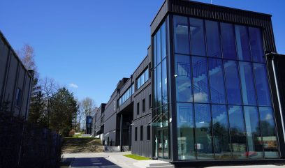 Budynek Archiwum w industrialnym stylu z dużymi przeszklonymi ścianami.