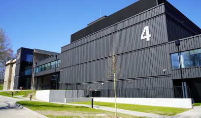 Budynek Archiwum w industrialnym stylu z dużymi przeszklonymi ścianami.