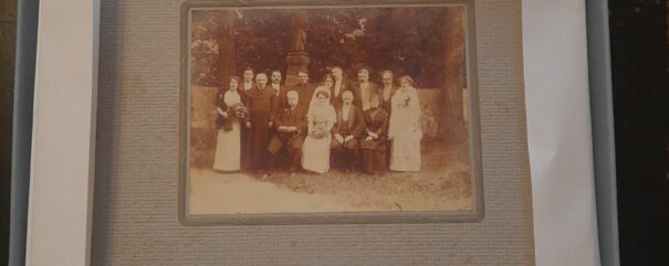Fotografia rodziny w papierowej obwolucie.