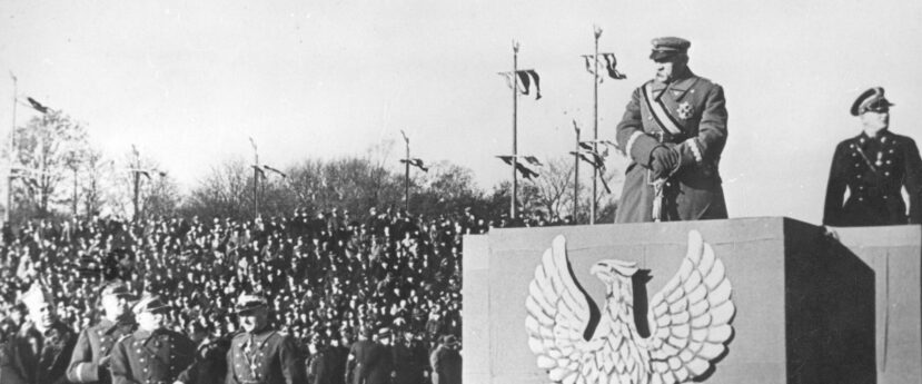 Marszałek Polski Józef Piłsudski na trybunie honorowej podczas obchodów Święta Niepodległości na Polu Mokotowskim w Warszawie