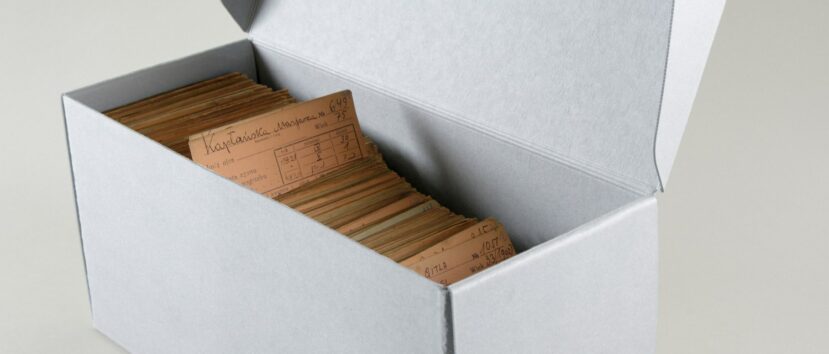 Karty w szarym pudełku archiwalnym.