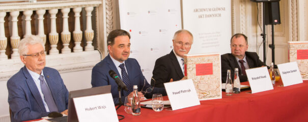Przy stole konferencyjnym siedzą cztery osoby: dr Huber Wajs, dr Paweł Pietrzyk, Krzysztof Kocel i Zbigniew Dyrdoń.