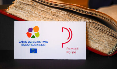 Księga, przed nią Znak Dziedzictwa Europejskiego i znak Pamięć Polski