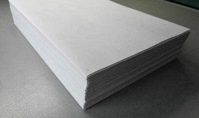 Stos dokumentów w białych obwolutach ochronnych