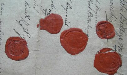 Fragment karty z oczyszczonymi pięcioma czerwonymi pieczęciami