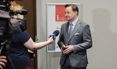 Dyrektor Pietrzyk udziela wywiadu telewizji.
