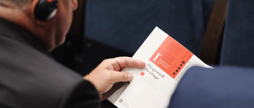 Uczestnik przegląda broszurę z programem w języku angielskim.