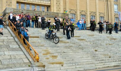 Wały Chrobrego. Mężczyzna na motocyklu zjeżdża po schodach. Za nim tłum obserwujących. Część obserwujących robi zdjęcia.