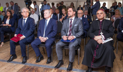 Sala. Na sali siedzą w rzędach goście. W pierwszym rzędzie siedzą od lewej dyrektor Borodij, minister Gliński, dyrektor Pietrzyk, ks. bp Włodarczyk.