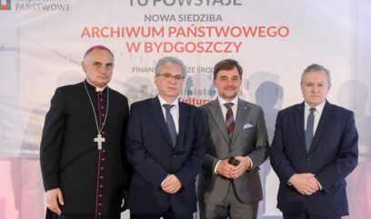 Stoją obok siebie kolejno od lewej ks. bp Włodarczyk, dyrektor Borodij, dyrektor Pietrzyk, wicepremier Gliński.