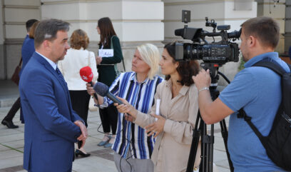 Dyrektor Pietrzyk udziela wywiadu dziennikarkom.