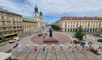 Kubiki wystawy stają na placu obok pomnika Mikołaja Kopernika.