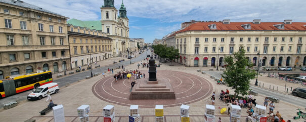 Kubiki wystawy stają na placu obok pomnika Mikołaja Kopernika.