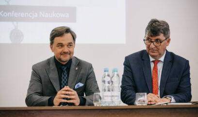 Dyrektor Pietrzyk i Rektor Skrzydlewski siedzą za stołem konferencyjnym.