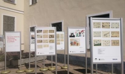 Plansze z wystawą stoją przed budynkiem archiwum.
