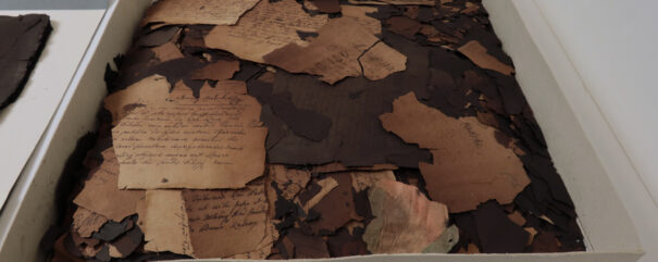 Fragmenty nadpalonych dokumentów.