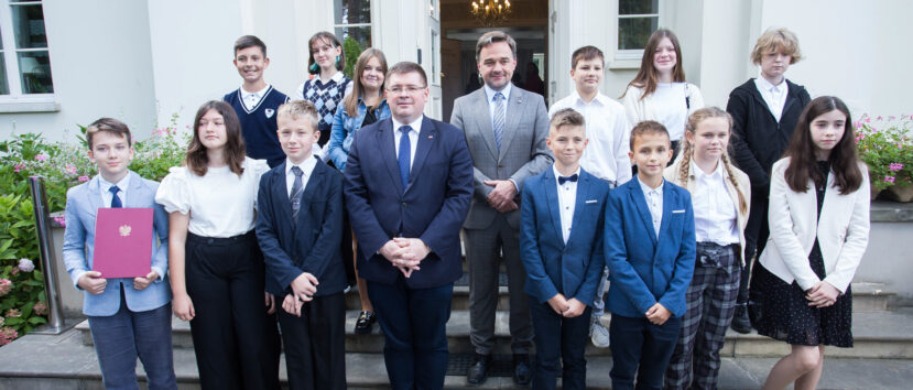 Zdjęcie grupowe 13 laureatów wraz z dyrektorem Pietrzykiem i ministrem Rzymkowskim.