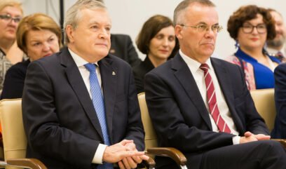 Ministrowie Gliński i Sellin siedzą na krzesłach.
