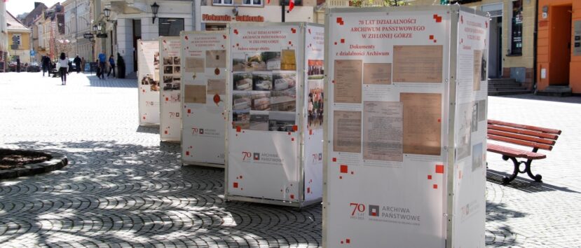 Słupy z wystawą „70 lat działalności Archiwum Państwowego w Zielonej Górze” stoją na miejskim rynku.