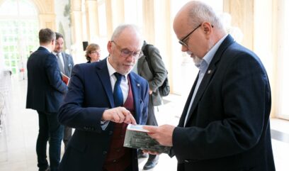 Dyrektor Zawilski i zastępca Naczelnego Dyrektora Archiwów Państwowych Ryszard Wojtkowski oglądają katalog wystawy.