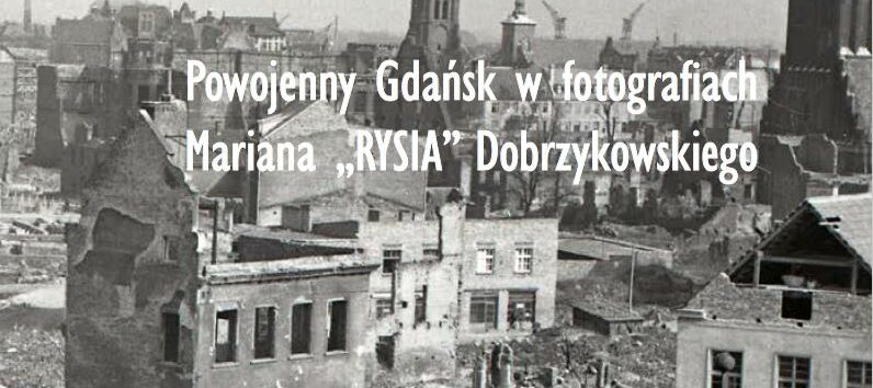 Ruiny Gdańska. Na białymi literami tytuł książki „Powojenny Gdańsk w fotografiach Mariana Rysia Dobrzykowskiego”.