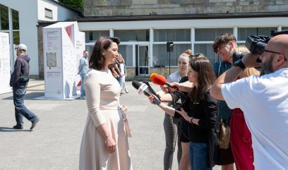 Plac przed biblioteką. Dyrektor Katarzyna Królczyk udziela wywiadu mediom.