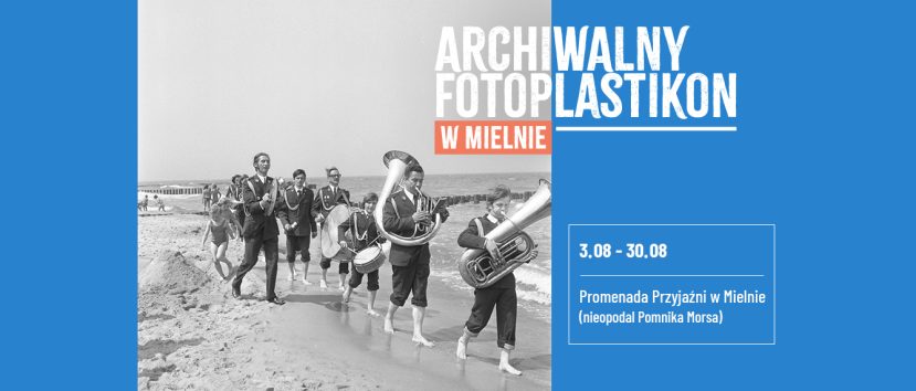 Grafika z tytułem wystawy, datą i miejscem oraz fotografią. Na fotografii członkowie orkiestry idą z instrumentami po plaży.