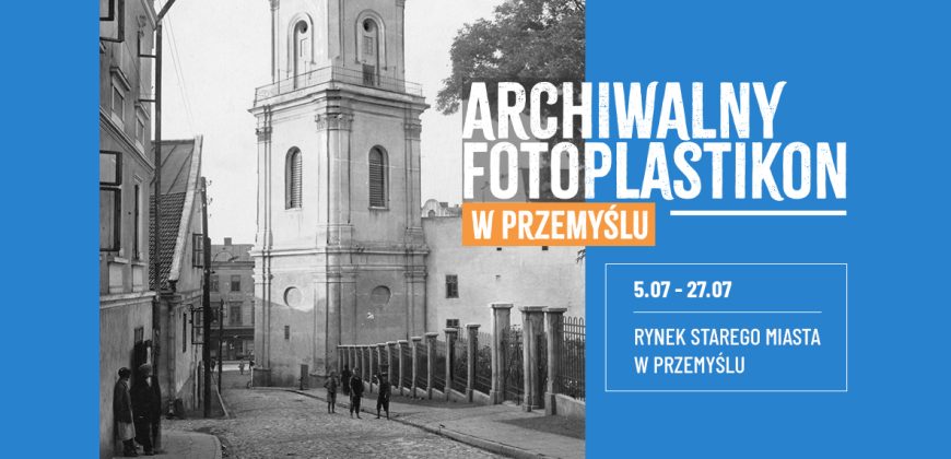 Grafika z tytułem wystawy, datą i miejscem oraz fotografią. Na fotografii ulica i fragment miasta z wieżą ratusza.