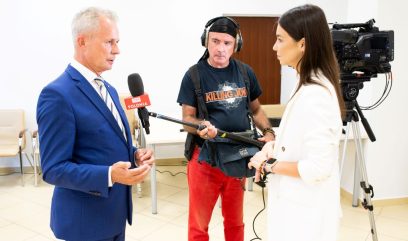 Dyrektor generalny Ministerstwa Edukacji i Nauki Sławomir Adamiec udziela wywiadu mediom.