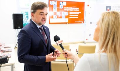 Naczelny Dyrektor Archiwów Państwowych dr Paweł Pietrzyk udziela wywiadu mediom.