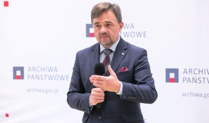 Naczelny Dyrektor Archiwów Państwowych dr Paweł Pietrzyk mówi do mikrofonu.