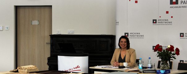 Dyrektor Katarzyna Królczyk siedzi za stołem konferencyjnym.
