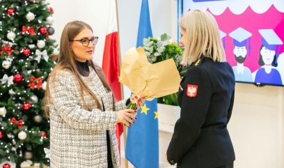Sala konferencyjna. Agata Gruszczyńska wręcza Monice Wojakowskiej bukiet kwiatów.